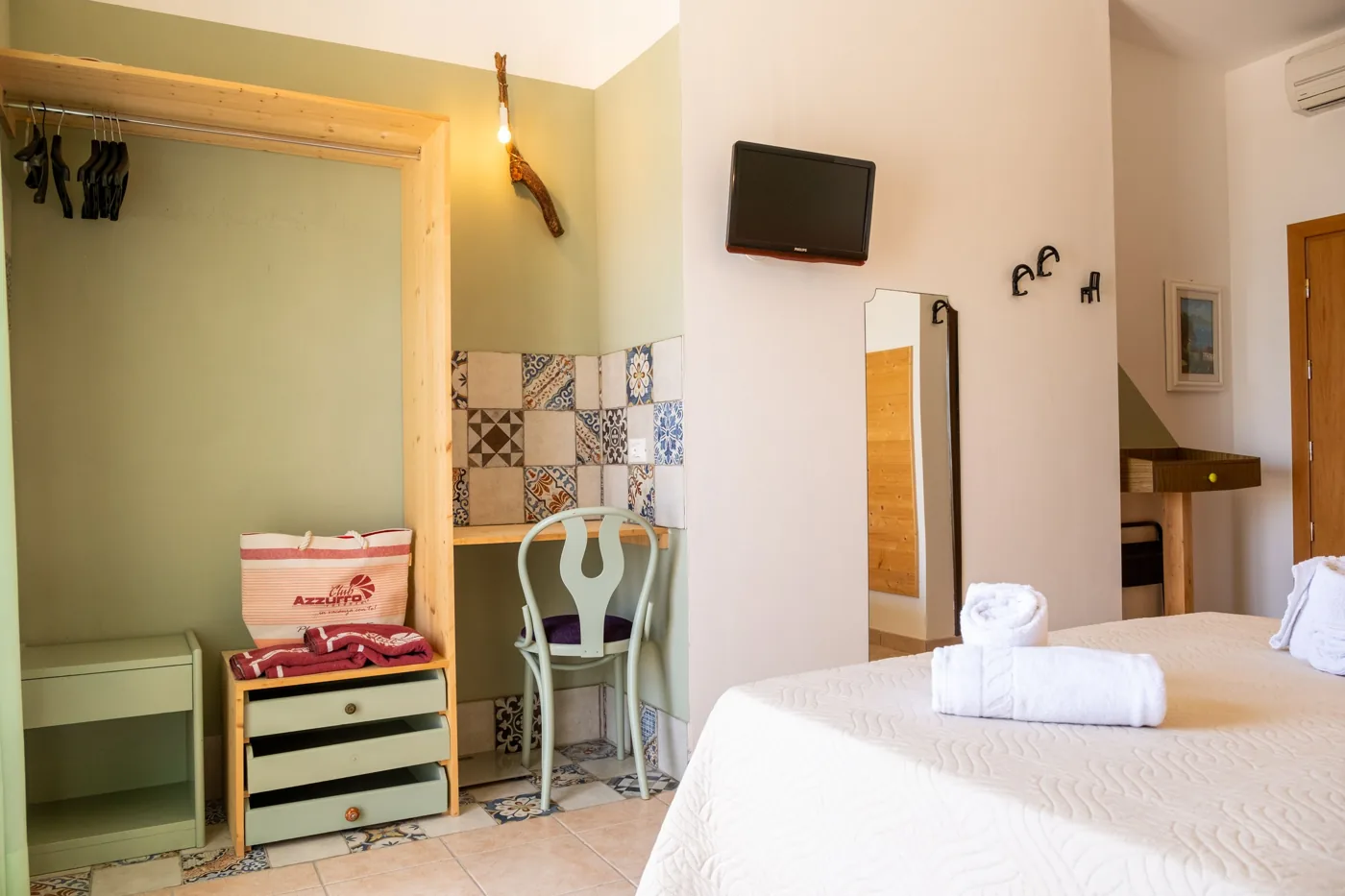 Modern hotel room — illustrative stock photo